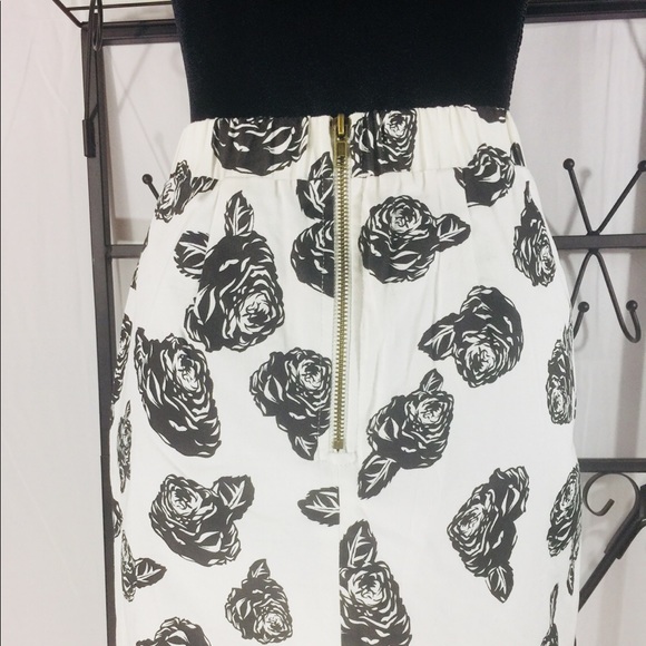 Pim + Larkin XS  white with Blk flowers mini skirt - Picture 4 of 8